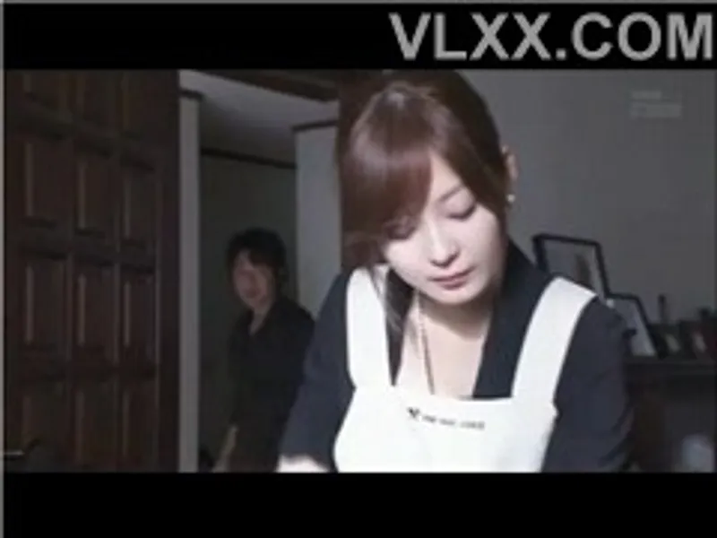 ông chồng đi công việc, vợ ở nhà bị bạn tình của chị gái cưỡng hiếp
