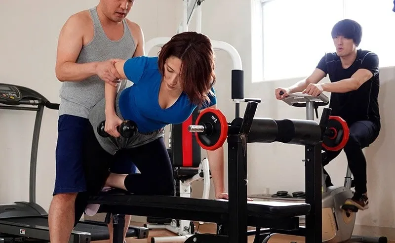 Anh xã phát hiện vợ yêu vụng trộm với huấn luyện viên thể hình