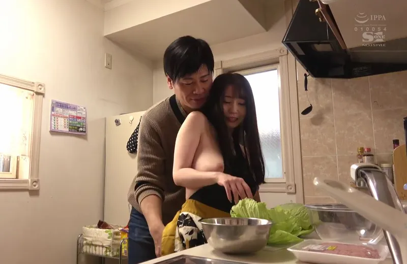 Nghi ngờ cô vợ ngoại tình, người chồng lén lắp camera và chứng kiến tất cả