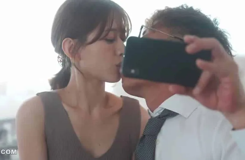 Thấy vợ hơi lạ, ông xã xem điện thoại vợ và thấy cảnh xoạc với cấp trên của mình