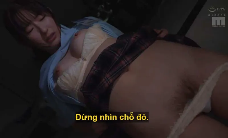 Sếp lớn đang lập mưu hãm hiếp cô em dưới quyền kiêu kỳ lười nhác, suốt ngày cắm mặt chat chit với người yêu.